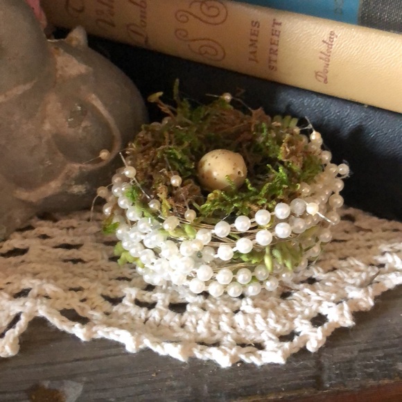 Handmade birds nest made of pearls, moss, silver wire and bits of sedum accents - Picture 11 of 11